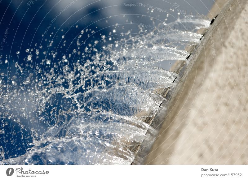 Sommerspender Freude Wasser Springbrunnen sprudelnd nass Kühlung sprühen Himmel Glück spritzen Wassertropfen Blubbern fallen dröppeln Tröpfchen blau