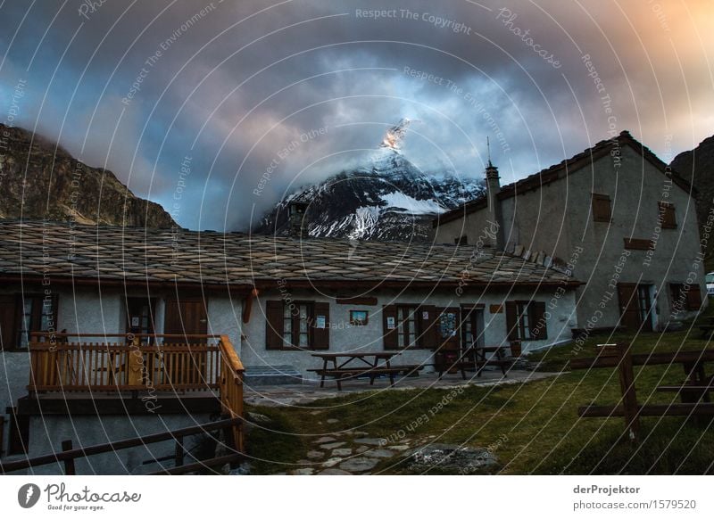 Wanderhütte in Savoien am Abend Zentralperspektive Starke Tiefenschärfe Sonnenstrahlen Sonnenlicht Lichterscheinung Silhouette Kontrast Schatten Tag