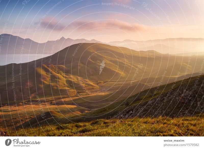 Frühlingssonnenuntergang in den Bergen. Seeküste und Hügel schön Sommer Meer Berge u. Gebirge Natur Landschaft Erde Luft Himmel Wolken Sonnenaufgang