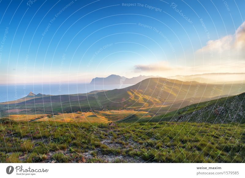 Frühlingssonnenuntergang in den Bergen. Seeküste und Hügel schön Sommer Meer Berge u. Gebirge Natur Landschaft Himmel Wolken Sonnenaufgang Sonnenuntergang