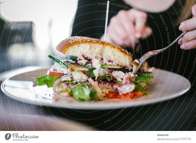 Burger Mittagessen Lebensmittel Fisch Gemüse Salat Salatbeilage Brot Fischburger Gurke Zwiebel Tomate Ernährung Essen Fastfood Teller Messer Gabel Lifestyle