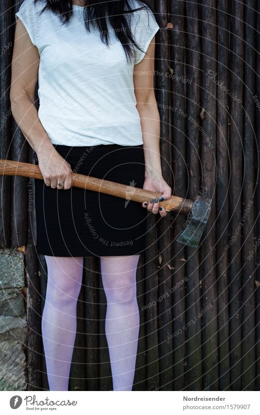 Kurze Zündschnur..... Werkzeug Axt Mensch feminin Frau Erwachsene Hütte Mauer Wand Rock schwarzhaarig langhaarig Zeichen kämpfen stehen warten Aggression