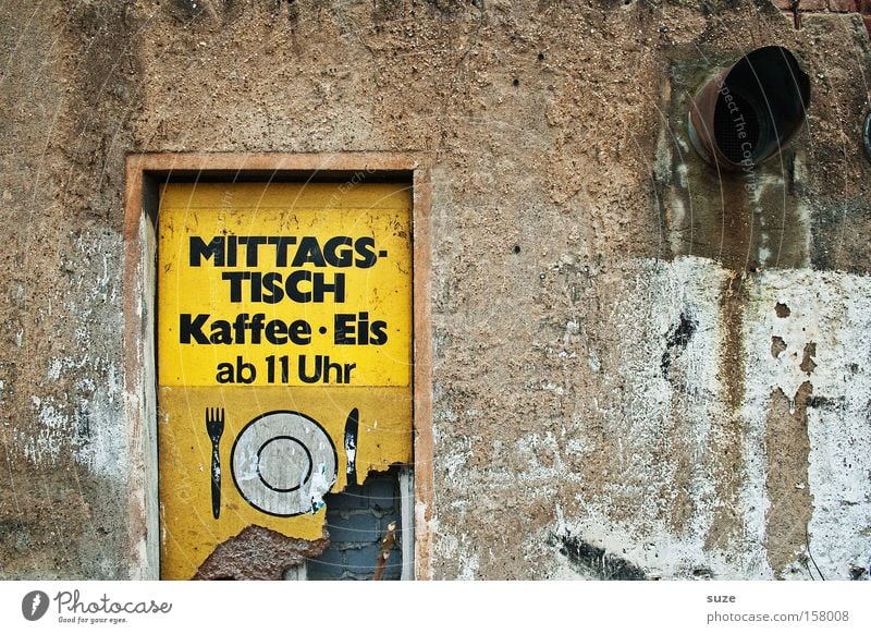 Mittag Ernährung Kaffee Mauer Wand Schilder & Markierungen alt dreckig trist trocken braun gelb Kantine Typographie Café Imbiss Demontage verfallen Putz Fassade