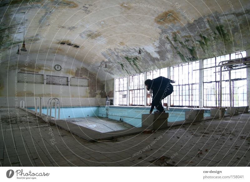 Endlich Nichtschwimmer pt.I Schwimmhalle alt Einsamkeit Architektur Schwimmbad leer trist Körperhaltung Sportler sportlich Mensch Mann maskulin Rastalocken