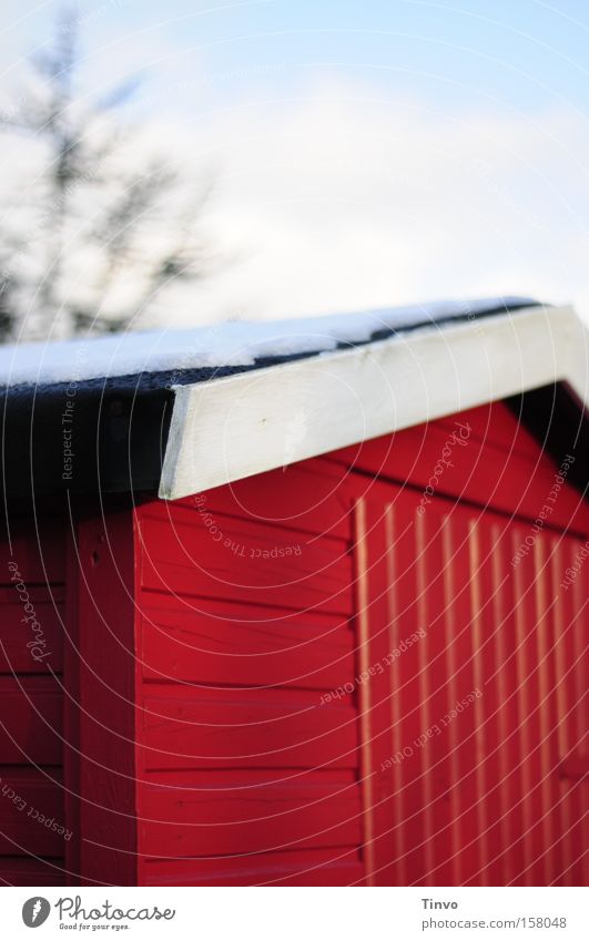 Haus am Schnee Holzhütte rot knallig Dach Winter Skihütte Bildausschnitt Gartenhaus Scheune Schwedenhaus Hüttenzauber Farbe