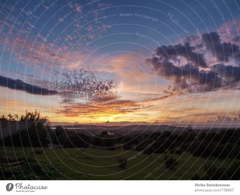 Sonnenuntergang über Landschaft auf Sardinien Farbfoto Außenaufnahme Textfreiraum unten Abend Dämmerung Schatten Sonnenlicht Erholung ruhig