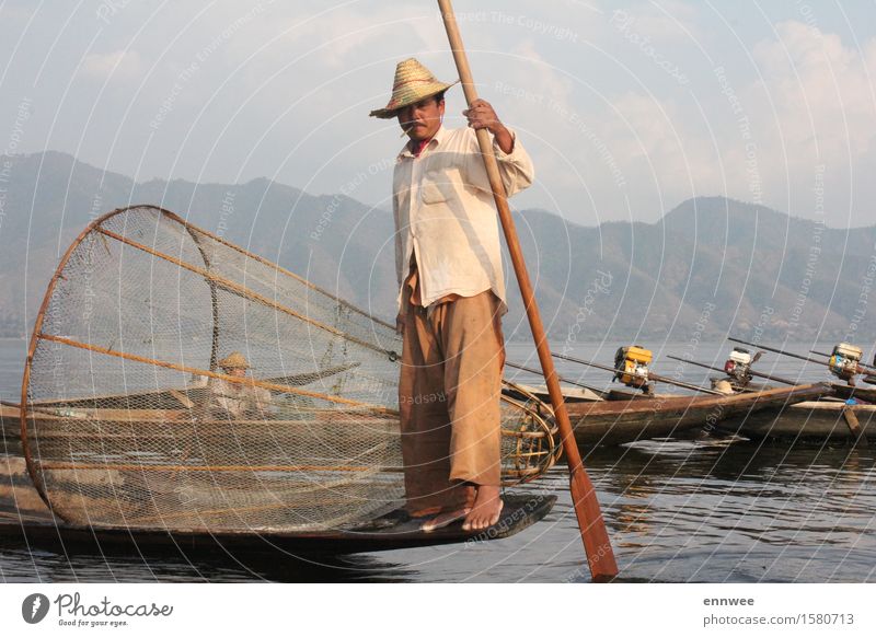 Fischer am Inle-See Mensch maskulin Mann Erwachsene 2 30-45 Jahre Natur Wasser Wolken Frühling Berge u. Gebirge Inle See Fischerboot Hut ästhetisch authentisch