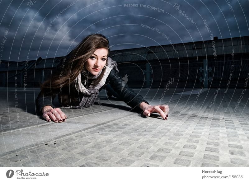 Fotografenjagd Frau Licht Schatten Himmel Beton kalt Wolken Leidenschaft Jagd Photo-Shooting krabbeln Kontrast Kommunizieren