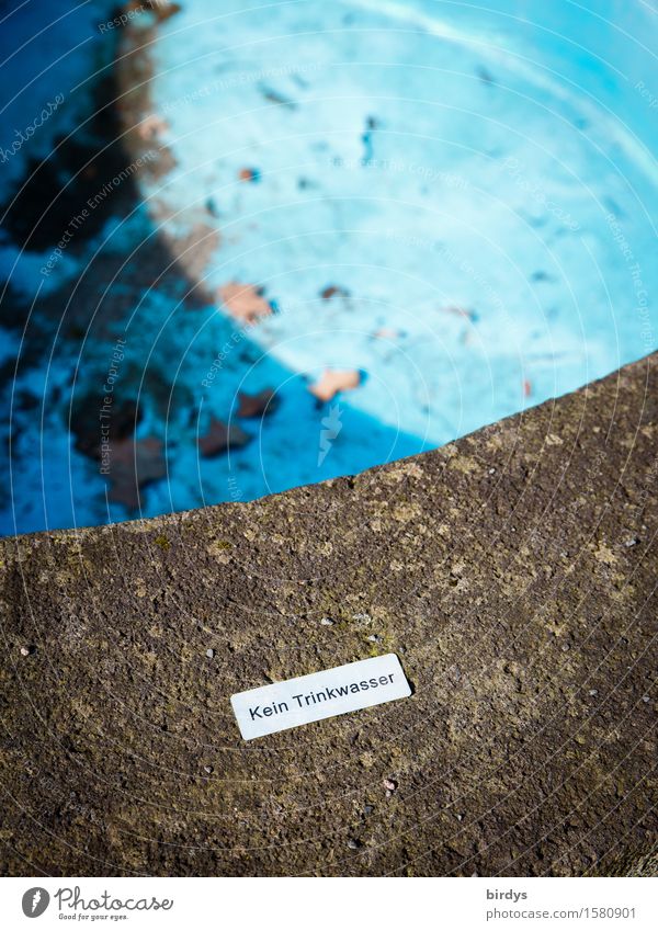 weil leer Trinkwasser Wasser Schönes Wetter Brunnen Schriftzeichen Hinweisschild Warnschild authentisch blau grau Macht Durst Sehnsucht Verzweiflung bedrohlich