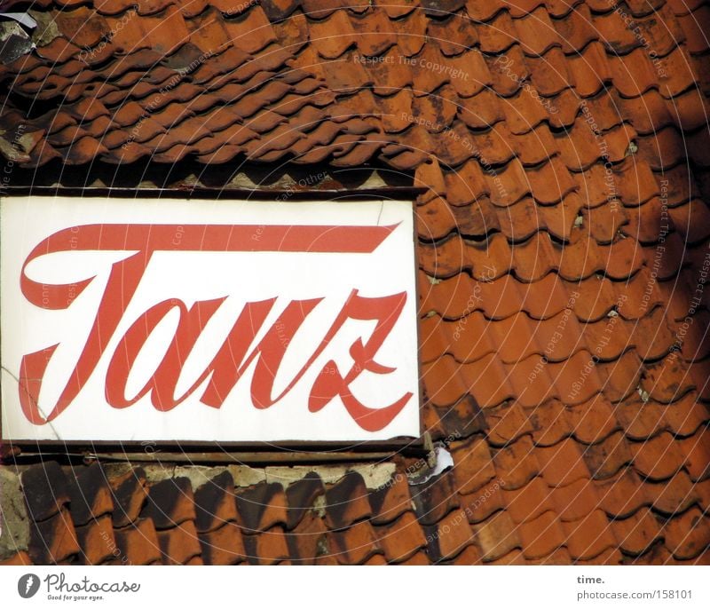 HL08 - Danz op de Deel Haus Dach Schilder & Markierungen Hinweisschild Warnschild alt rot Holzschindel zementiert parallel Dachgaube Reihe Anordnung Anzeige