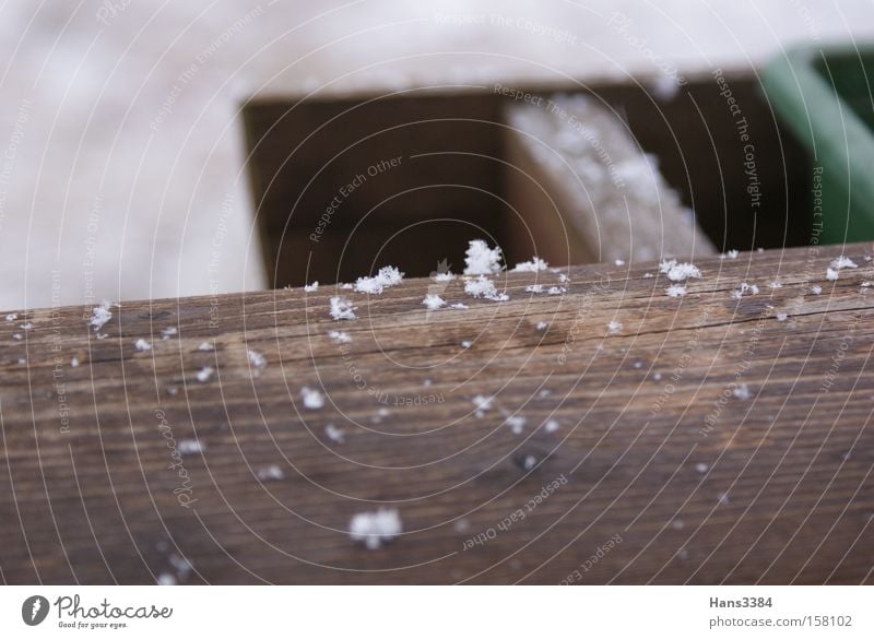 Schneeflocke Wintertag Balkon Schneefall Makroaufnahme Nahaufnahme Schneeflocken auf Holz leichter Schneefall Schneeflocke auf Balkon