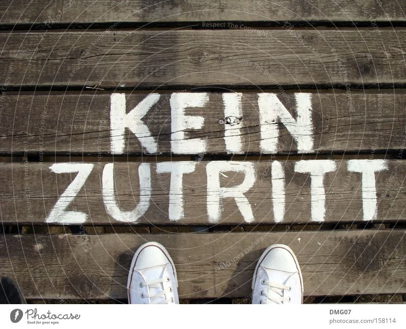 Kein Zutritt Stil Sommer Schuhe Holz Schriftzeichen Hinweisschild Warnschild weiß Verbote Halt stoppen Warnhinweis Warnung Chucks privat Buchstaben