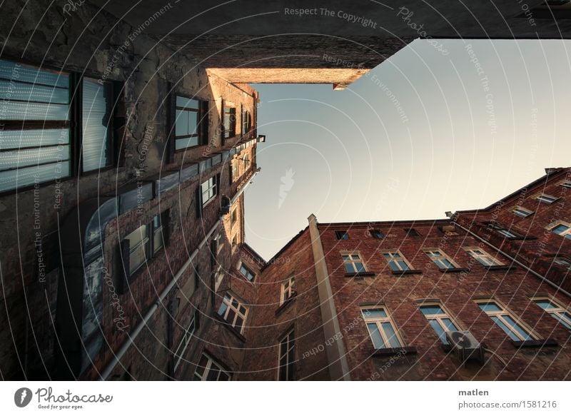 Blick zur Sonne Himmel Wolkenloser Himmel Schönes Wetter Stadt Stadtzentrum Altstadt Menschenleer Haus Gebäude Mauer Wand Fassade Fenster Tür Dachrinne