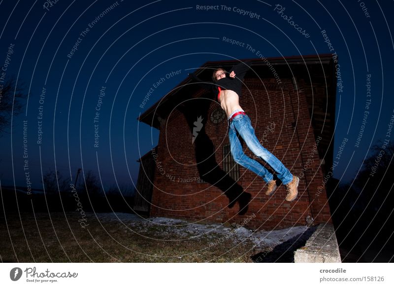 Afblug Bahnhof fliegen Jeanshose Jeansstoff Himmel Abend Nacht Dämmerung springen Freiheit Freude Backstein Haus Lagerhalle Schnee Funsport Luftverkehr