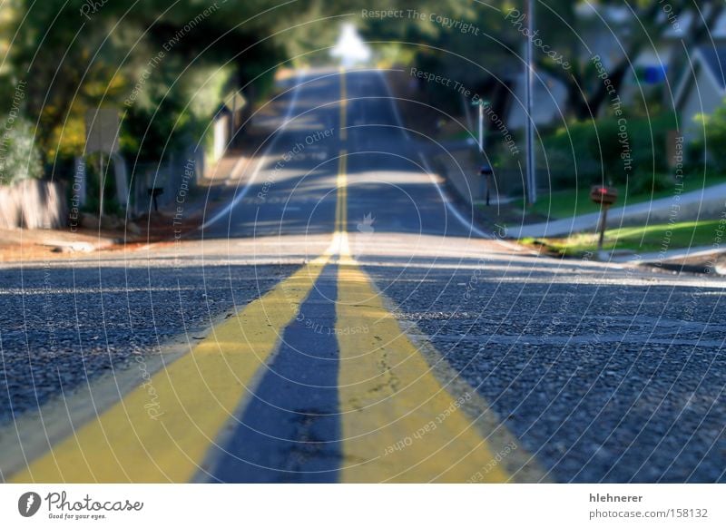 Mahoney Avenue Straße Perspektive Asphalt Mitte Verkehrsmittel gelb Straßenbelag Oberfläche Strukturen & Formen Linien gerade niemand Strukturen und Formen Weg