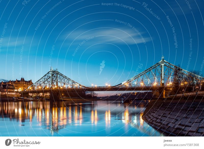 Blaues Wunder Himmel Schönes Wetter Fluss Elbe Dresden Brücke Architektur alt historisch schön Zusammenhalt Loschwitzer Brücke Farbfoto mehrfarbig Außenaufnahme