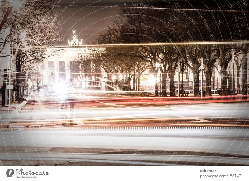 Brandenbuger Tor bei Nacht Berlin Deutschland Stadt Hauptstadt Stadtzentrum bevölkert Bauwerk Gebäude Sehenswürdigkeit Wahrzeichen Brandenburger Tor Verkehr