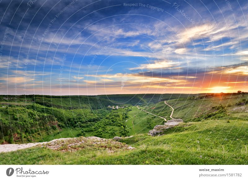 Ruinen des alten Schlosses mitten in den Waldhügeln Sommer Natur Landschaft Himmel Wolken Horizont Sonnenaufgang Sonnenuntergang Frühling Schönes Wetter Gras