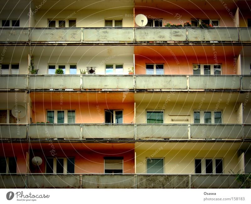 Schachboxen Architektur Haus Gebäude Bauwerk Plattenbau Fassade Balkon Elendsviertel Satellitenantenne Fenster Verfall dreckig Sanieren Geländer Trauer