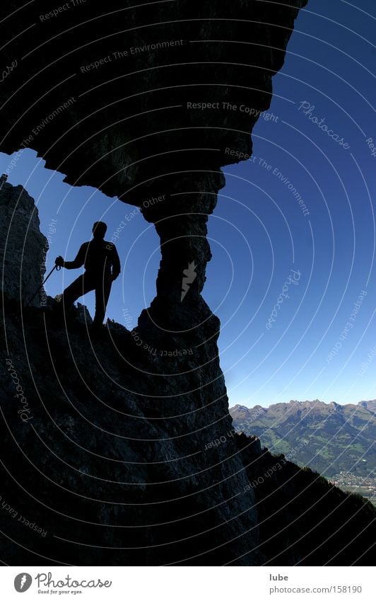 Steinloch Berge u. Gebirge Felsen wandern Bergsteiger Gipfel Loch Bundesland Vorarlberg Luft Steigung Höhle Sport Spielen Bergsteigen Felsloch drei Schwestern