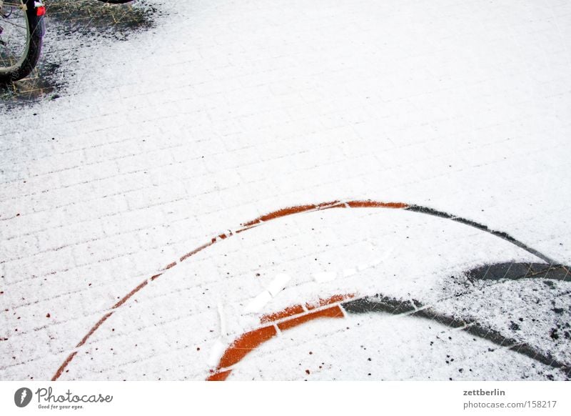 Wendekreis Schnee Schneedecke Winter Eis Spuren Kreis Hausmeister Fahrrad Hof Hinterhof Spielen Verkehr schneefegen facility management