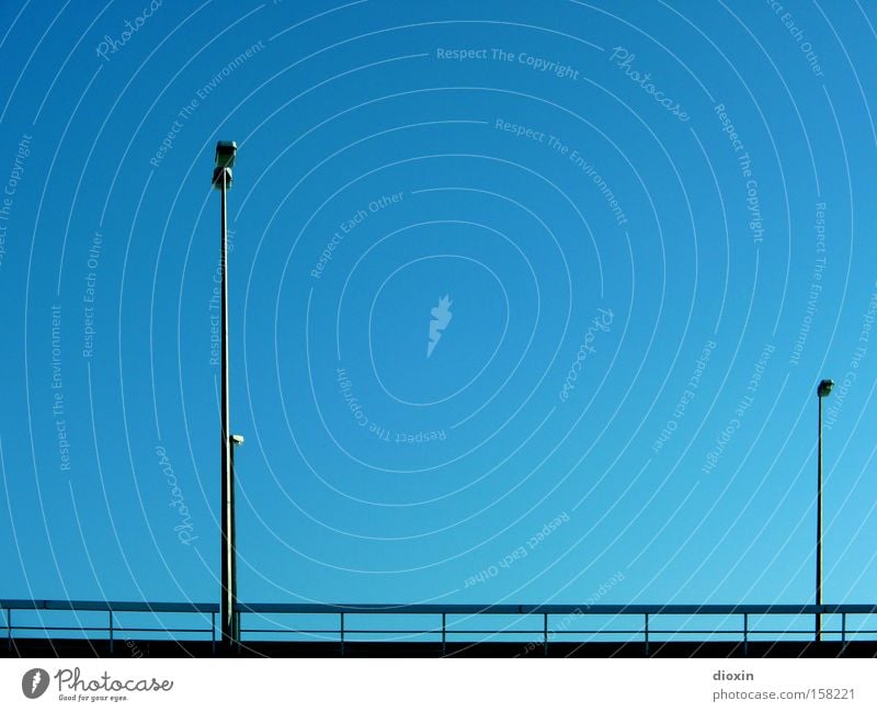 zwei Straßenbeleuchtung Lampe Geländer Brückengeländer Hochstraße blau Himmel Schönes Wetter Wolkenloser Himmel Zusammensein gleich groß klein hinten