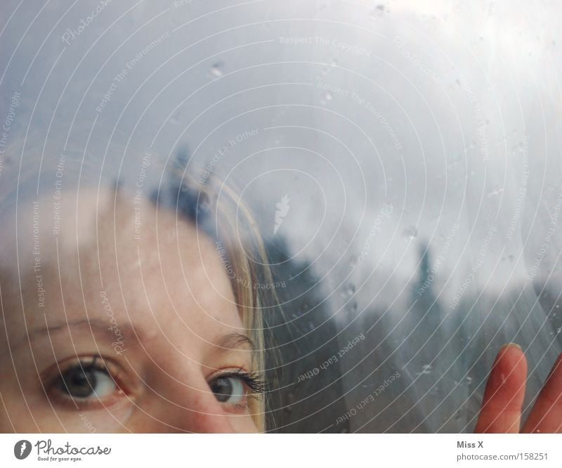 Ausblick Farbfoto Morgen Abend Dämmerung Sonnenaufgang Sonnenuntergang Gesicht Frau Erwachsene Kopf Hand Wassertropfen Regen Fenster Stoff blond Traurigkeit