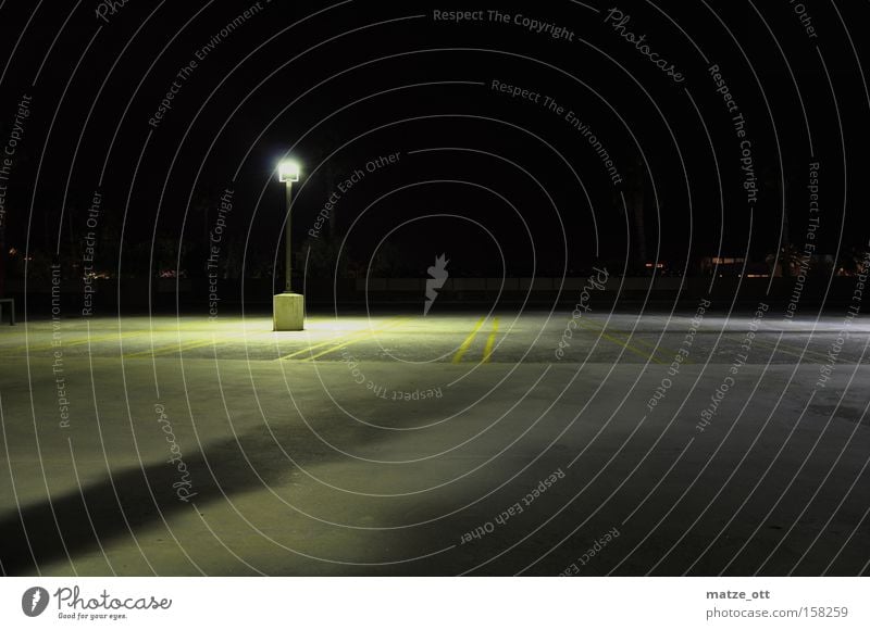 ein Licht aufgehen Lampe Laterne Beton Parkplatz hell dunkel leer Einsamkeit Verkehrswege verfallen Flughafen schwar