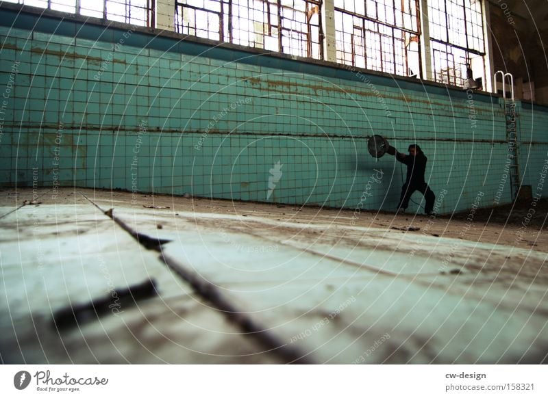 Krieger Kämpfer Schwimmhalle Einsamkeit Schwimmbad leer trist Körperhaltung Sportler dreckig Blatt Mensch Bad Funsport nichtschwimmer Architektur