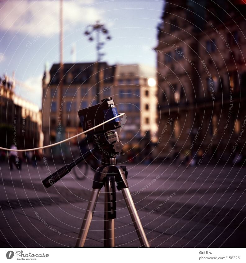 Verrückte Fotografie Fotokamera Auslöser Stativ Experiment Tourist Fotografieren warten Hamburg Neugier Verkehrswege Rathausmarkt Plastikkamera Lochbild Versuch