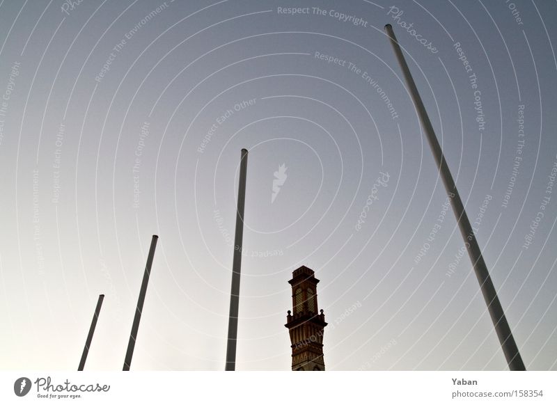 Vier gegen einen Turm Fahnenmast Perspektive Bad Schwimmbad 4 Himmel historisch Karlsruhe Südstadt Schornstein 1 parallel emporragend hoch dünn Menschenleer