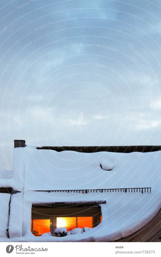 Kaminzimmer Wohlgefühl Häusliches Leben Wohnung Haus Umwelt Urelemente Luft Himmel Wolken Winter Klima Schnee Fenster Dach authentisch kalt natürlich