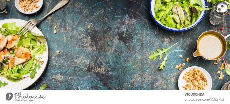 Gesundes Mittagessen Essen mit Hähnchensalat Lebensmittel Fleisch Gemüse Salat Salatbeilage Kräuter & Gewürze Öl Ernährung Abendessen Büffet Brunch Bioprodukte