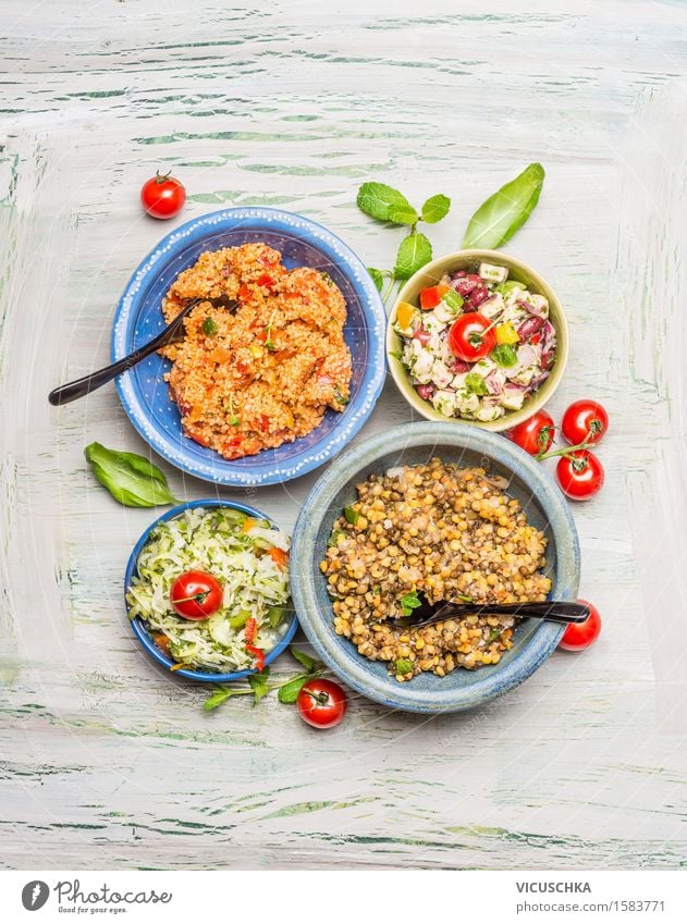 Gesunde vegetarische Salate in Schüsseln Lebensmittel Gemüse Salatbeilage Getreide Kräuter & Gewürze Ernährung Mittagessen Abendessen Büffet Brunch Bioprodukte