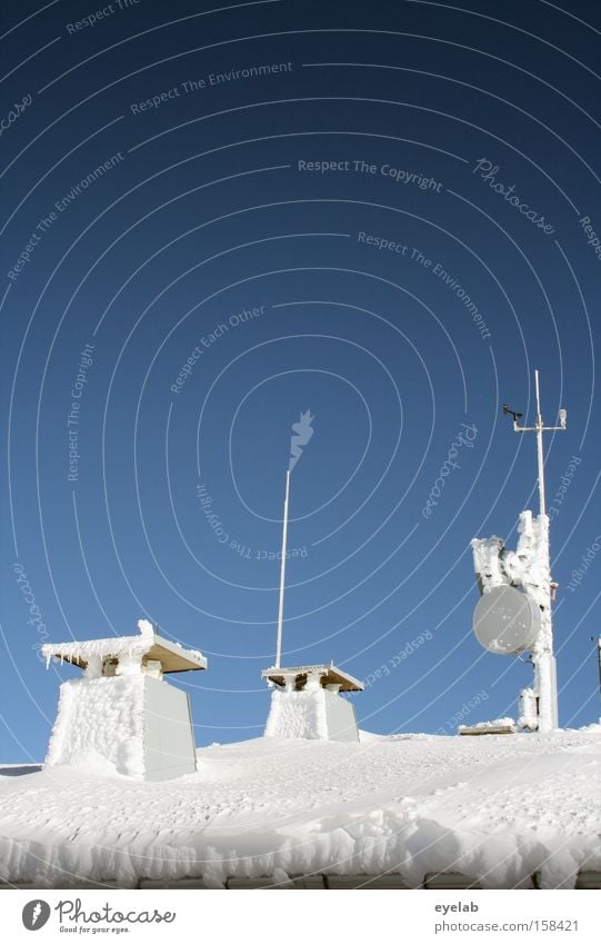 Väterchen Frost hat wieder zugeschlagen kalt Winter Himmel Dach Schnee Schornstein Abluft Antenne Schalen & Schüsseln Parabolantenne Dachrinne Regenrinne