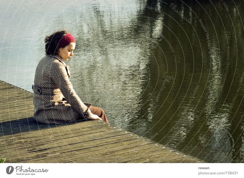 quietude Farbfoto Textfreiraum rechts ruhig Mensch feminin Junge Frau Jugendliche Erwachsene 1 See Fluss Denken Erholung sitzen Traurigkeit trist braun grün