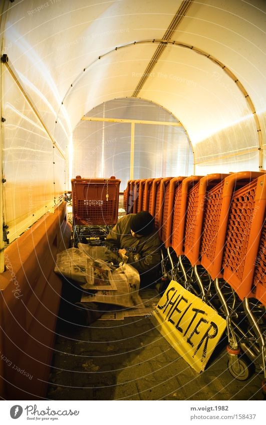 SHELTER obdachlos Schutz Zufluchtsort Mann Armut Zeitung kalt Gesellschaft (Soziologie) Einsamkeit Einkaufswagen Proletarier Bettler Obdachlose hilflos Stadt