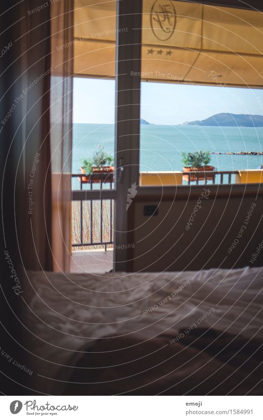 Hotelzimmer Sommer Schönes Wetter Meer Fenster Tür Raum Balkon kuschlig Wärme Sommerurlaub Tourismus Farbfoto Innenaufnahme Tag Schatten Schwache Tiefenschärfe