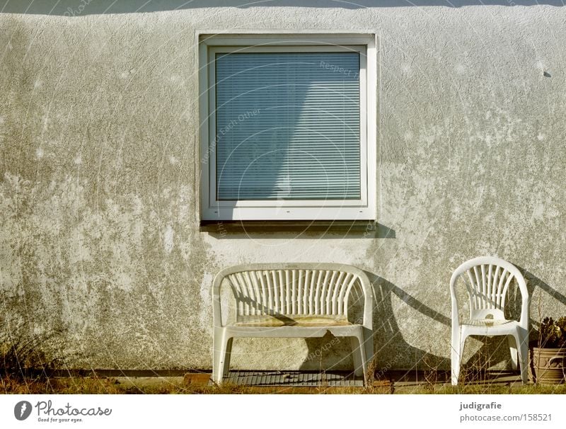 Sylt Fenster Haus Stuhl Bank Garten Vorgarten trist Sitzgelegenheit grau Licht Schatten Detailaufnahme Farbe Dinge