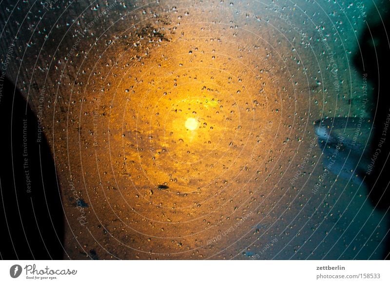 Tina beim Einparken Licht Halo glänzend Beleuchtung Strahlung Wasser Wassertropfen Tropfen Nebel Fensterscheibe Autofenster Scheibe Glas Windschutzscheibe Abend