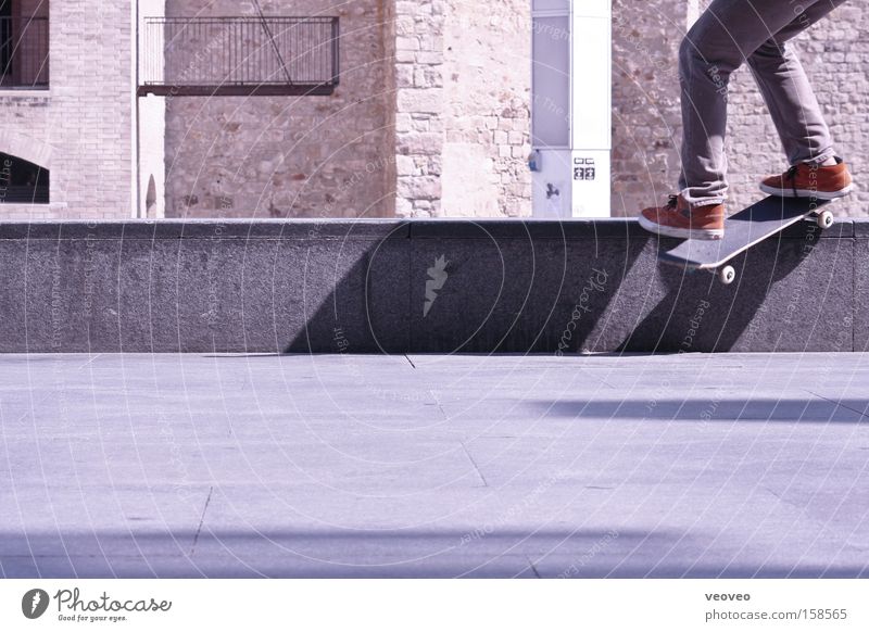 silent skater Gedeckte Farben Außenaufnahme Freude Spielen Sport Platz Mauer Wand Verkehrswege Turnschuh Coolness trendy Skateboarding Kurzzeitbelichtung