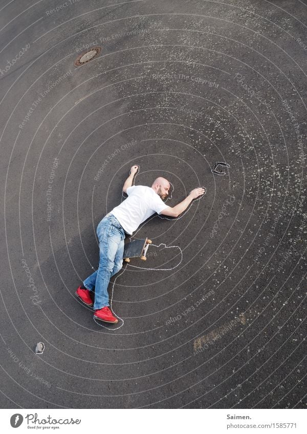 Die Leiden des jungen Skater Freizeit & Hobby Mensch Mann Erwachsene Körper 1 30-45 Jahre Bewegung fahren liegen Sport außergewöhnlich kaputt Tod Schmerz