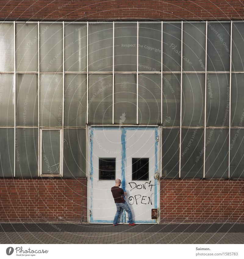 is mir egal Mann Erwachsene Körper 1 Mensch 30-45 Jahre Haus Fabrik Mauer Wand Abenteuer Entschlossenheit geheimnisvoll Risiko Stadt ziehen aufmachen