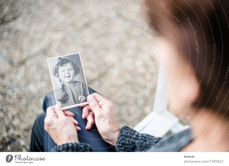 Irgendwo tief in mir (I) Mensch feminin Kind Weiblicher Senior Frau Familie & Verwandtschaft Kindheit Erwachsene Leben Hand 1 60 und älter Fotografie Bild