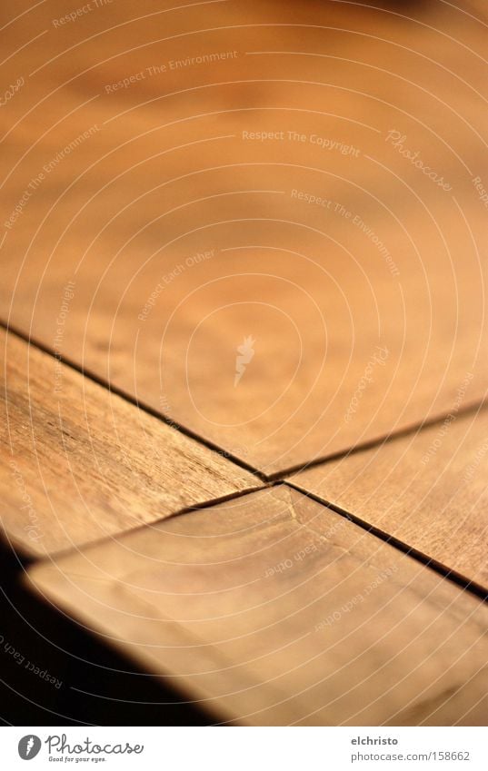 Gekreuzt Kreuz Holz Tisch Tiefenschärfe Asymmetrie braun Oberfläche Teilung Wohnzimmer Möbel Sheesham Tischbein zusammenlaufend Tischecke Tischkante fokussieren