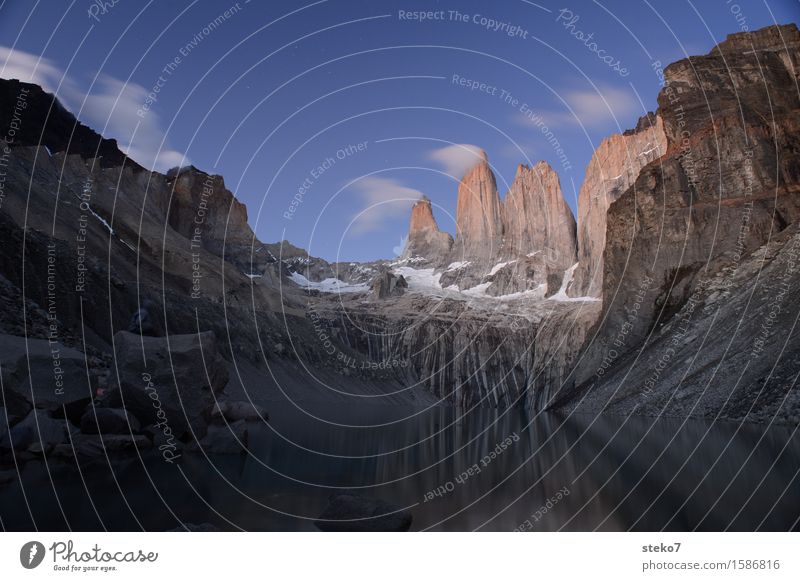 Torres del Paine Wolken Berge u. Gebirge Seeufer gigantisch hoch oben Einsamkeit einzigartig ruhig Torres del  Paine Reflexion & Spiegelung Gipfel Außenaufnahme