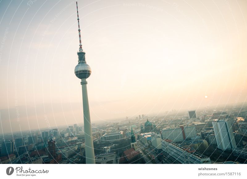 Sunset with TV tower over Berlin Lifestyle kaufen Stil Freude Ferien & Urlaub & Reisen Tourismus Sightseeing Städtereise Business Fernsehen Himmel Sonnenaufgang