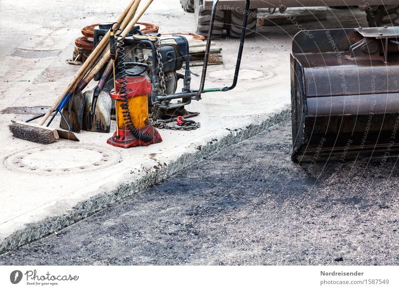 Straßenbau Arbeit & Erwerbstätigkeit Beruf Baustelle Güterverkehr & Logistik Dienstleistungsgewerbe Handwerk Mittelstand Feierabend Werkzeug Besen Schaufel