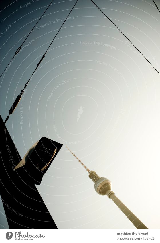 GROßER BRUDER IM HINTERGRUND Laterne Kabel Stahlkabel gespannt Straßenbahn Berliner Fernsehturm Alexanderplatz Wahrzeichen Turm Kugel Stadt blau schön Idylle