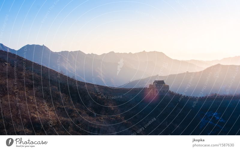 Chinesische Mauer im Morgenlicht Abenteuer Ferne Freiheit Wohnung Architektur Landschaft Wolkenloser Himmel Berge u. Gebirge Gipfel Menschenleer Bauwerk Festung